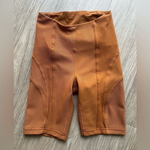 Lululemon Ribbed Contoured High-rise Short  8" Size 2 Brown Ribbed Preloved - Picture 1 of 5